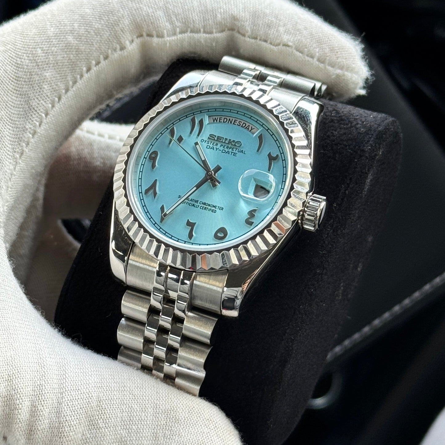Seiko Mod Day-Date — acero, dial azul hielo con números árabes