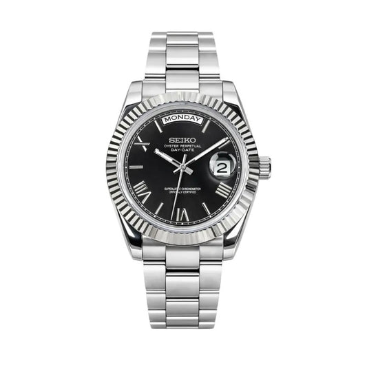 Seiko Mod Day-Date — acero, dial negro con números romanos, brazalete Oyster