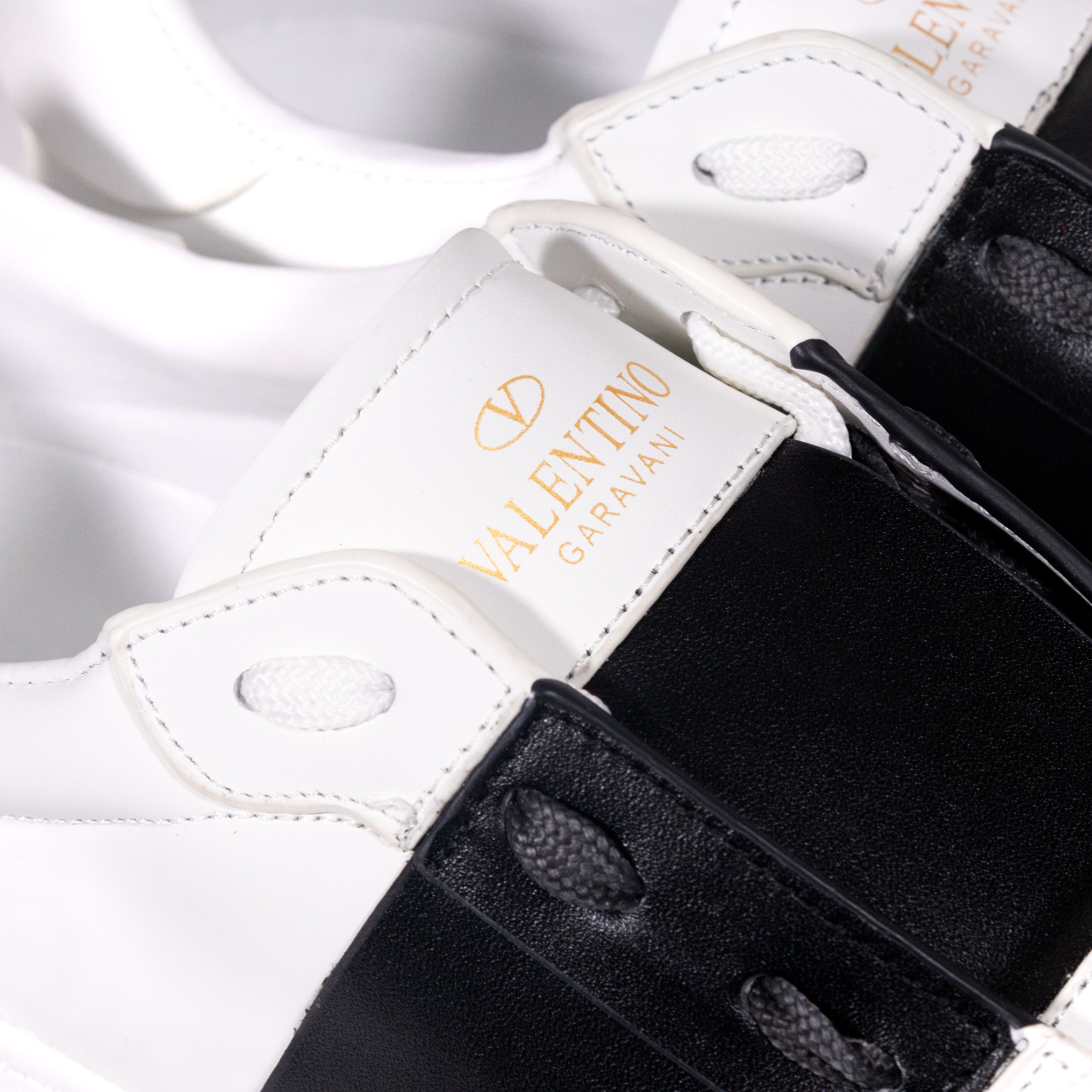 Valentino Garavani Open – White/Black Band