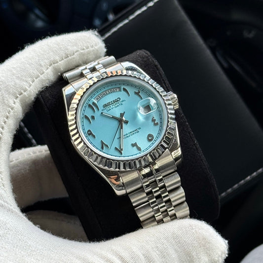Seiko Mod Day-Date — acero, dial azul hielo con números árabes