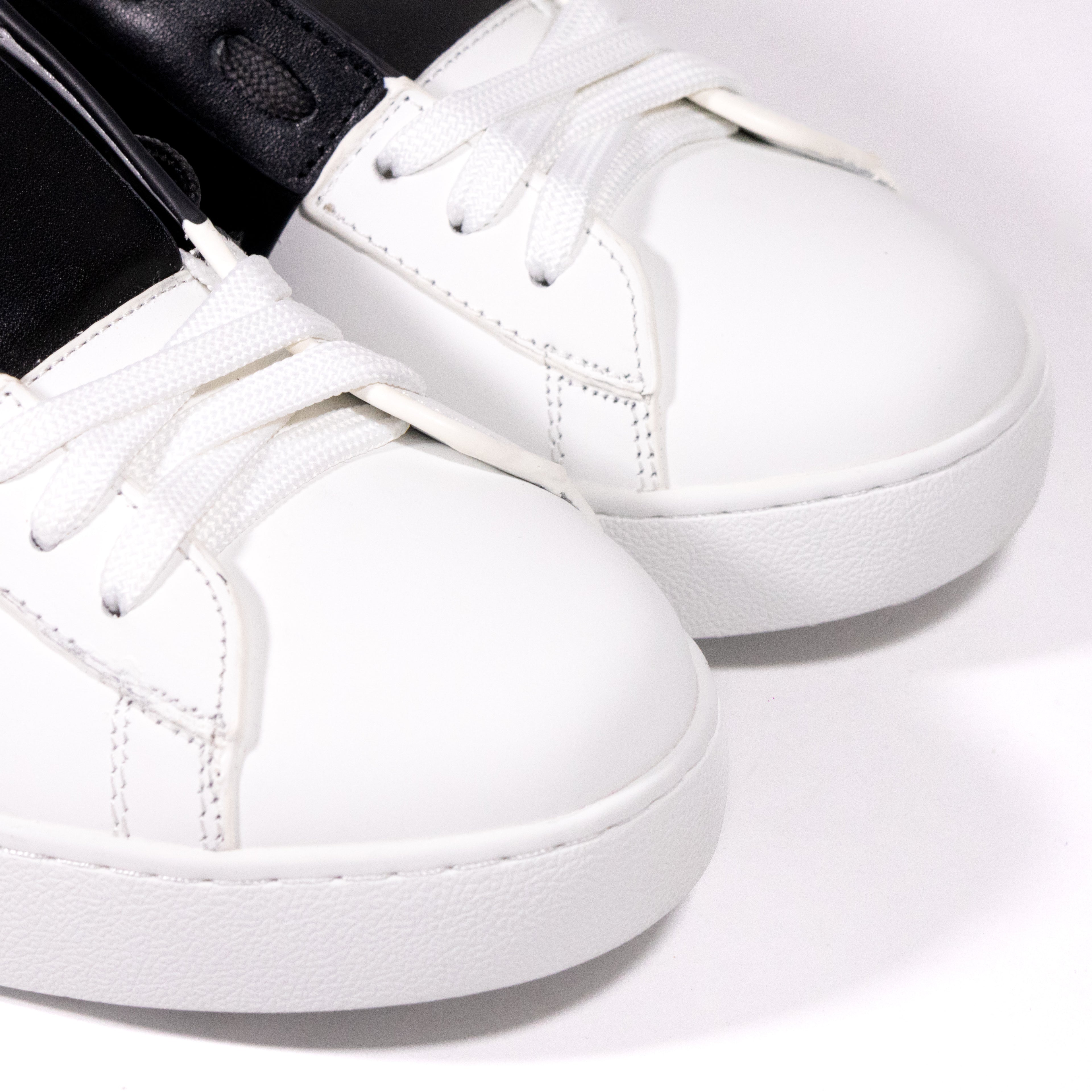 Valentino Garavani Open – White/Black Band